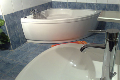 Large bathroom with bathtube